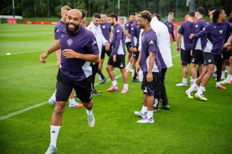 姆贝莫参加曼联首训与队友互动融洽，阿莫林召集全队欢迎他